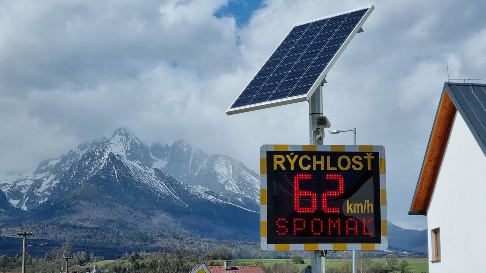 Merač rýchlosti BELLIMPEX s panorámou Tatier v pozadí.