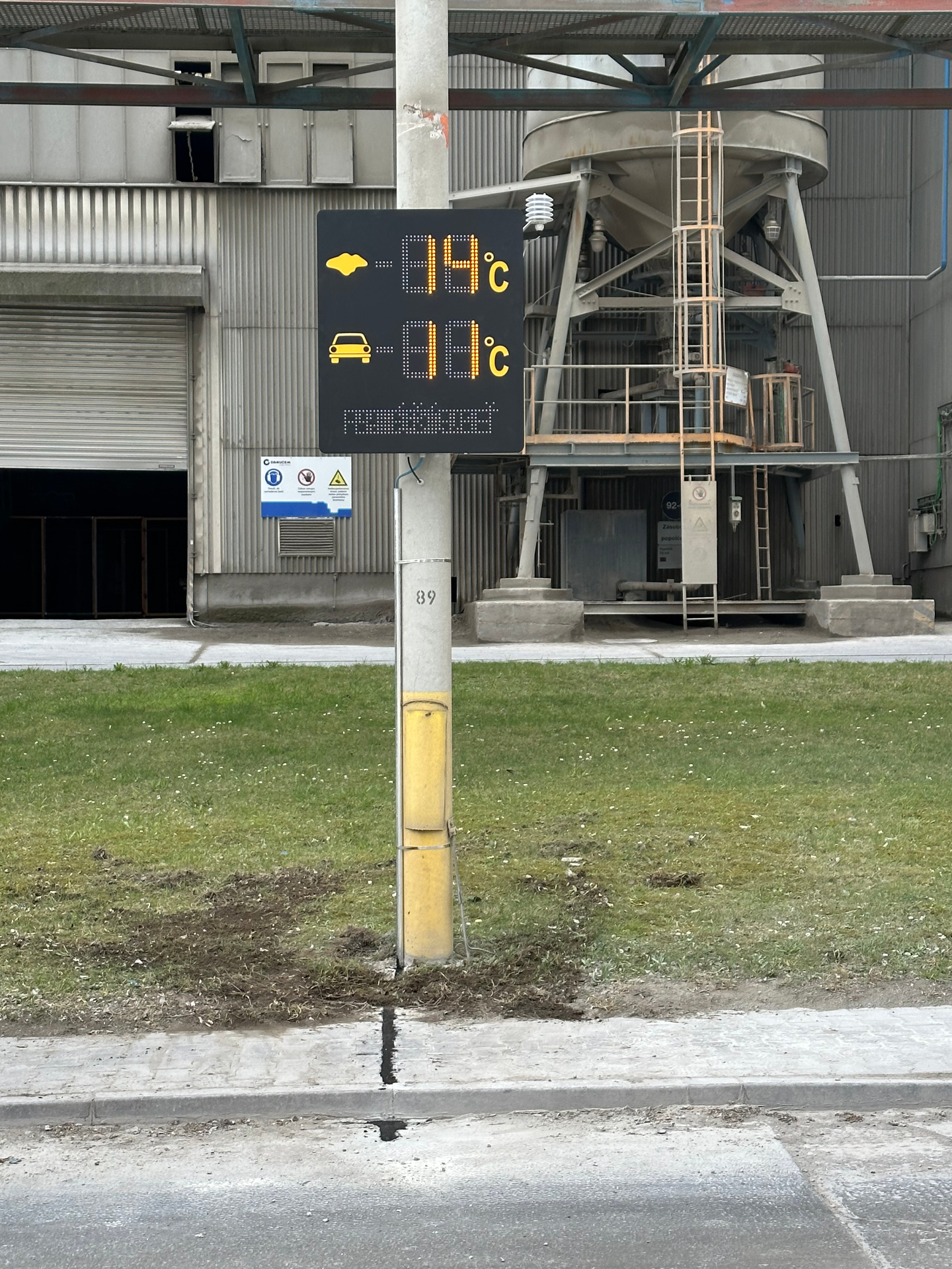 Meteo LED tabuľa BELLIMPEX v priemyselnom areáli.
