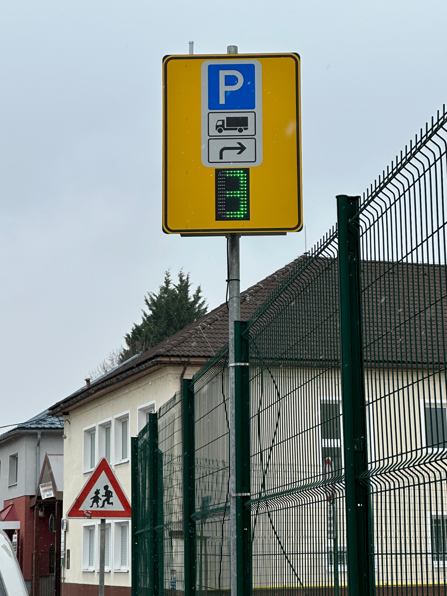 Parkovacia LED tabuľa BELLIMPEX s počítadlom voľných miest.